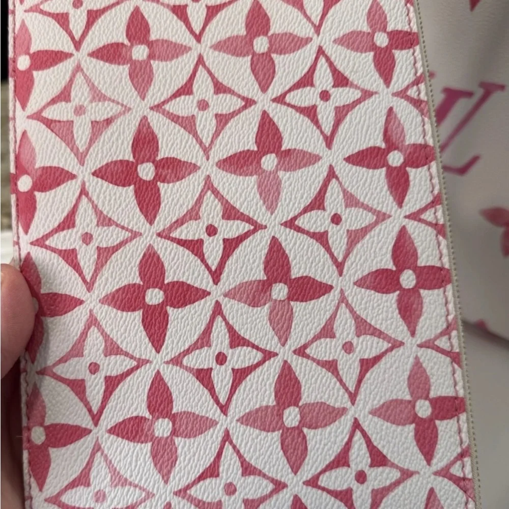 Louis Vuitton Pink and White Monogram by the pool neverfull - Picture 14 of 14